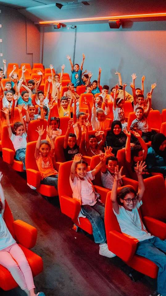 Enfants dans la salle du cinémobile